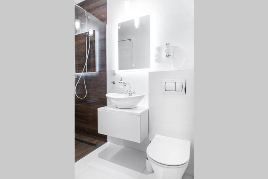 Househost Apartment: Miodowa 42/8A Street Красков Екстериор снимка