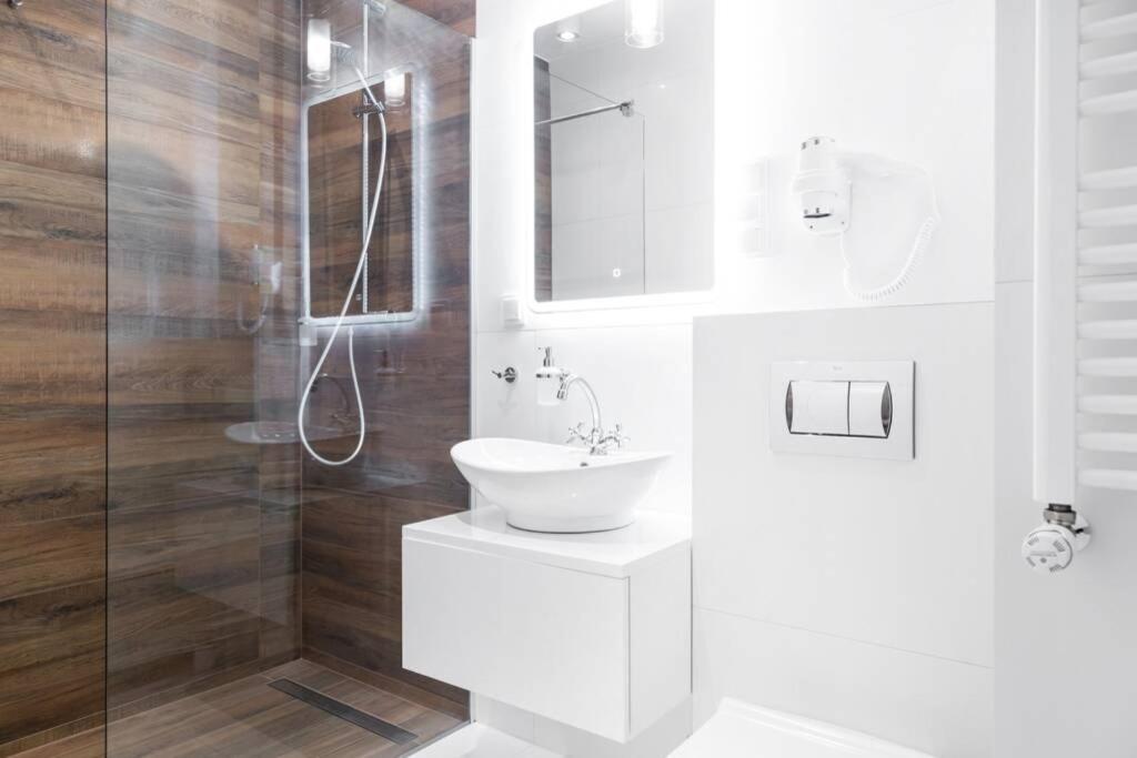 Househost Apartment: Miodowa 42/8A Street Красков Екстериор снимка